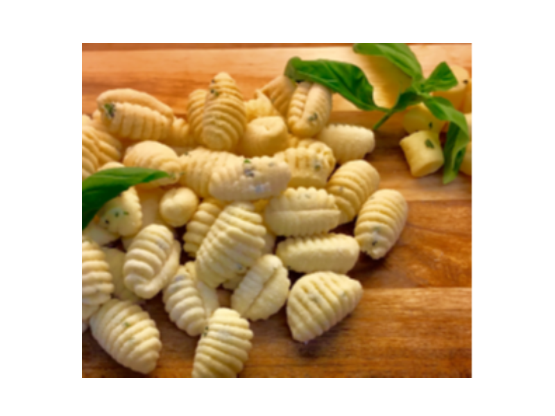 Gnocchi di patate con foglie di basilico fresco